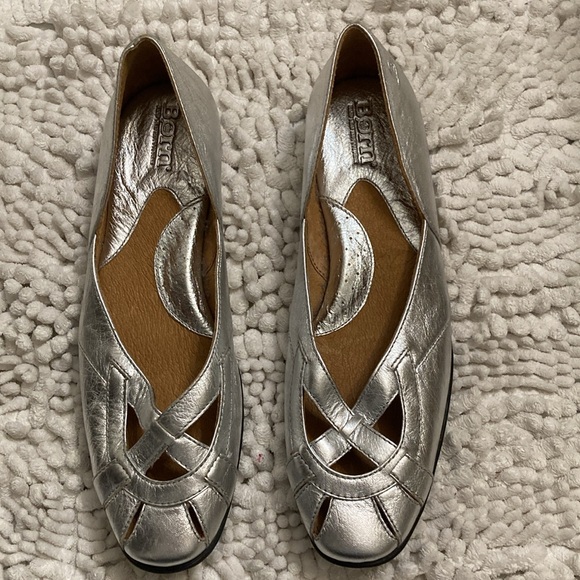 Born Shoes - Born Women’s Silver-tone Shoes. Size 7.5